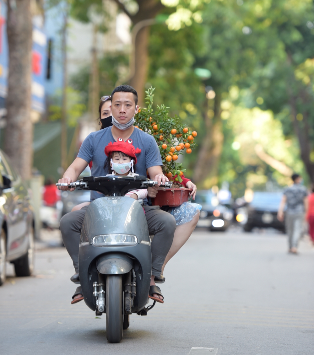 Nhiều người dân ở gần chợ hoa lựa chọn mua quất chiều 30 Tết, một phần vì lý do giá sẽ rẻ hơn và cây quất sẽ để được lâu hơn.